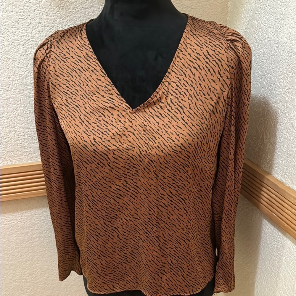 Banana Republic SP Women's Animal Print V-Neck Top!! - Picture 4 of 9